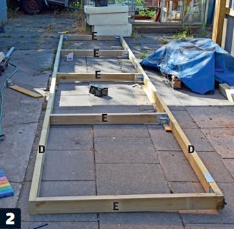 Skydeport: Sidste tværstiver (E) monteres. Skydeport: Sidste tværstiver (E) monteres.